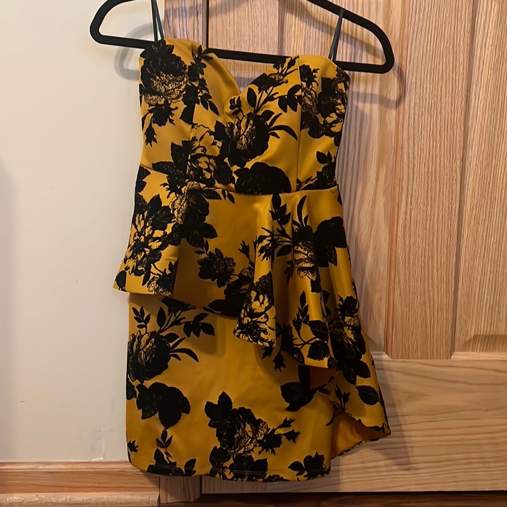 Yellow dress with back velvet flowers.